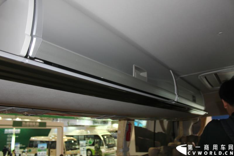 2015年5月11日，2015北京国际道路运输、城市公交车辆及零部件展览会在北京国家会议中心拉开帷幕。作为纯电动客车行业领军企业，南京金龙再次彰显出技术创新优势本色，隆重推出了采用太阳能新能源动力的全新NJL6117BEV太阳能电动客车。图为南京金龙纯电动客车NJL6117BEV 