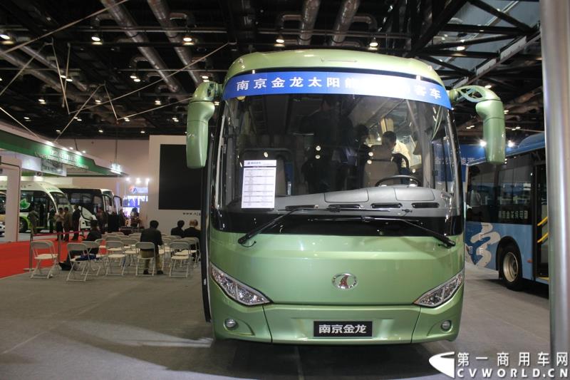 2015年5月11日，2015北京国际道路运输、城市公交车辆及零部件展览会在北京国家会议中心拉开帷幕。作为纯电动客车行业领军企业，南京金龙再次彰显出技术创新优势本色，隆重推出了采用太阳能新能源动力的全新NJL6117BEV太阳能电动客车。图为南京金龙纯电动客车NJL6117BEV 