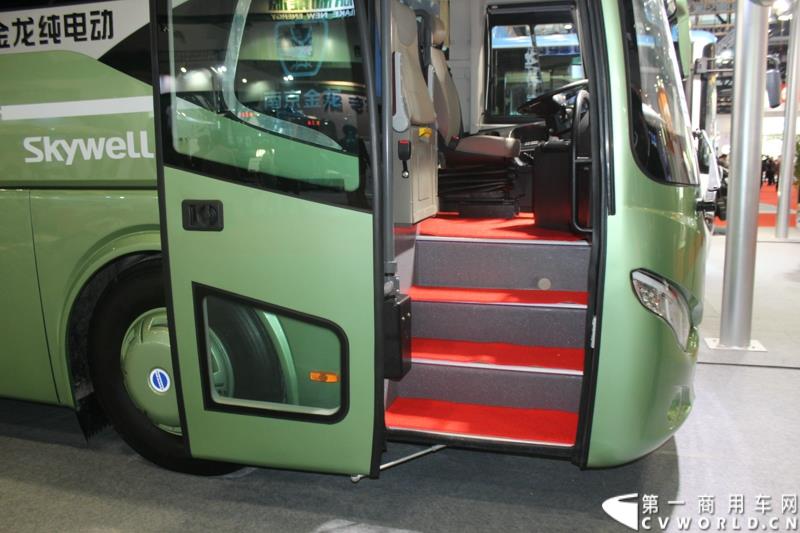2015年5月11日，2015北京国际道路运输、城市公交车辆及零部件展览会在北京国家会议中心拉开帷幕。作为纯电动客车行业领军企业，南京金龙再次彰显出技术创新优势本色，隆重推出了采用太阳能新能源动力的全新NJL6117BEV太阳能电动客车。图为南京金龙纯电动客车NJL6117BEV 