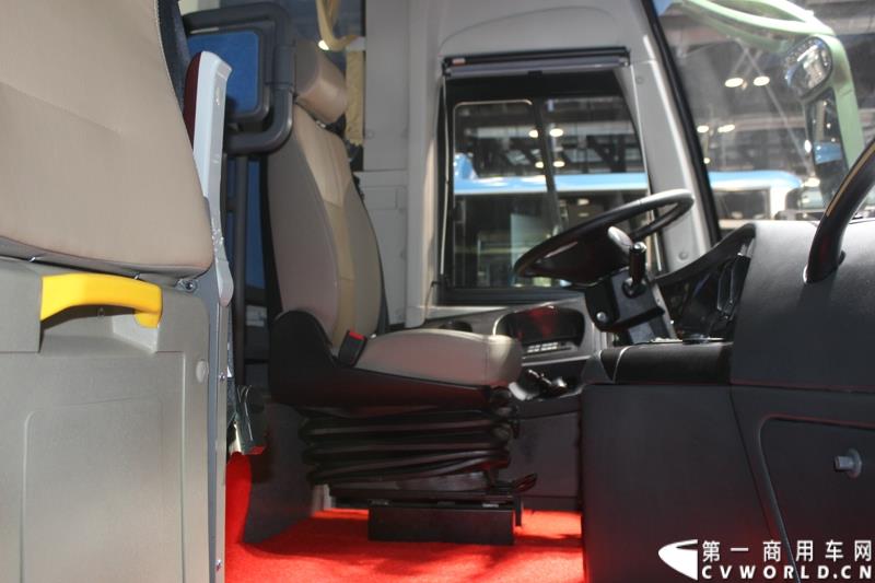 2015年5月11日，2015北京国际道路运输、城市公交车辆及零部件展览会在北京国家会议中心拉开帷幕。作为纯电动客车行业领军企业，南京金龙再次彰显出技术创新优势本色，隆重推出了采用太阳能新能源动力的全新NJL6117BEV太阳能电动客车。图为南京金龙纯电动客车NJL6117BEV 