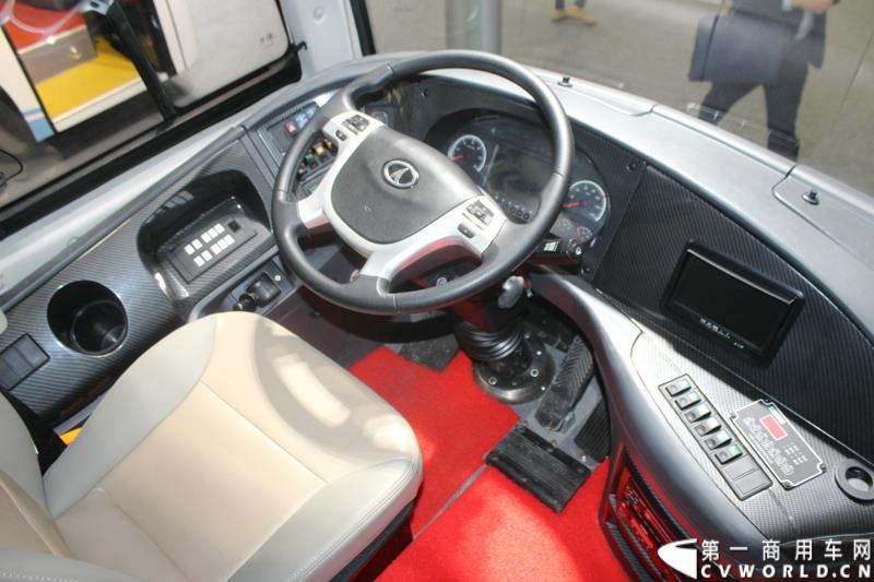 2015年5月11日，2015北京国际道路运输、城市公交车辆及零部件展览会在北京国家会议中心拉开帷幕。作为纯电动客车行业领军企业，南京金龙再次彰显出技术创新优势本色，隆重推出了采用太阳能新能源动力的全新NJL6117BEV太阳能电动客车。图为南京金龙纯电动客车NJL6117BEV 