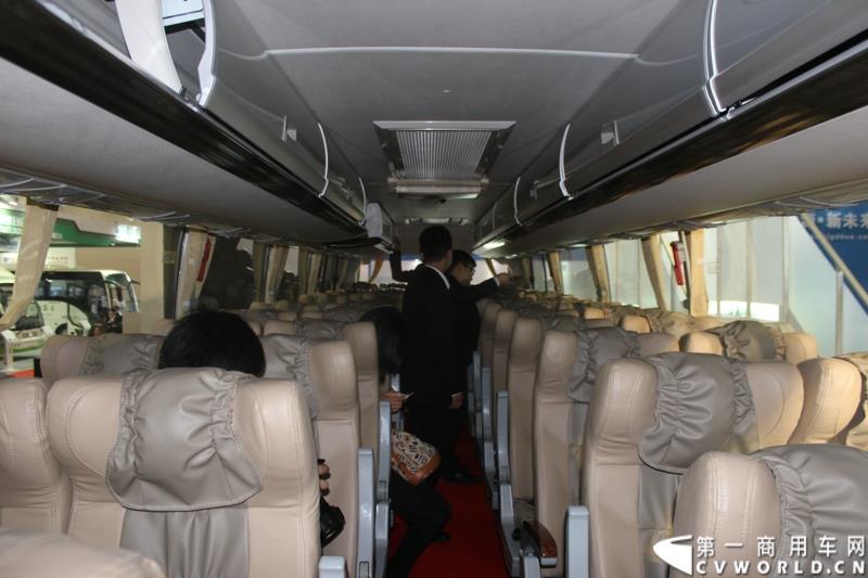 2015年5月11日，2015北京国际道路运输、城市公交车辆及零部件展览会在北京国家会议中心拉开帷幕。作为纯电动客车行业领军企业，南京金龙再次彰显出技术创新优势本色，隆重推出了采用太阳能新能源动力的全新NJL6117BEV太阳能电动客车。图为南京金龙纯电动客车NJL6117BEV 