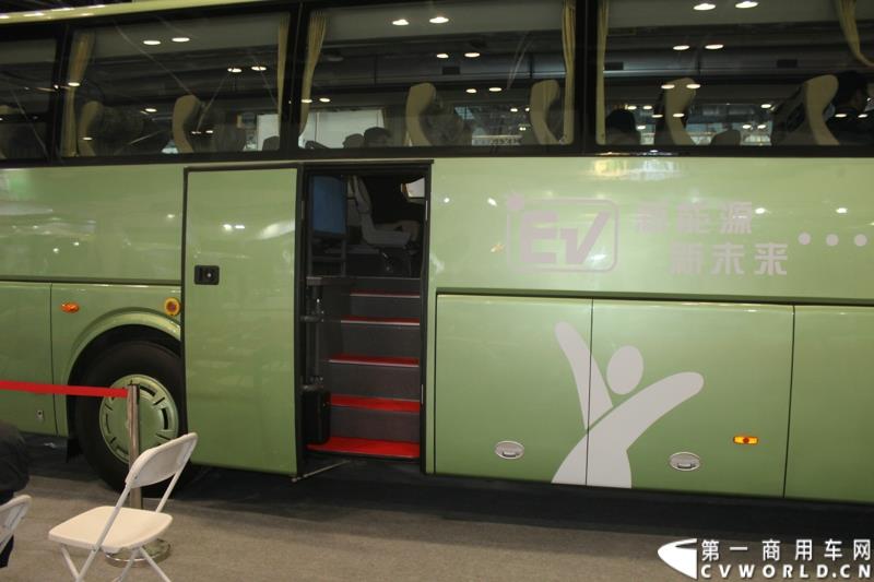 2015年5月11日，2015北京国际道路运输、城市公交车辆及零部件展览会在北京国家会议中心拉开帷幕。作为纯电动客车行业领军企业，南京金龙再次彰显出技术创新优势本色，隆重推出了采用太阳能新能源动力的全新NJL6117BEV太阳能电动客车。图为南京金龙纯电动客车NJL6117BEV 