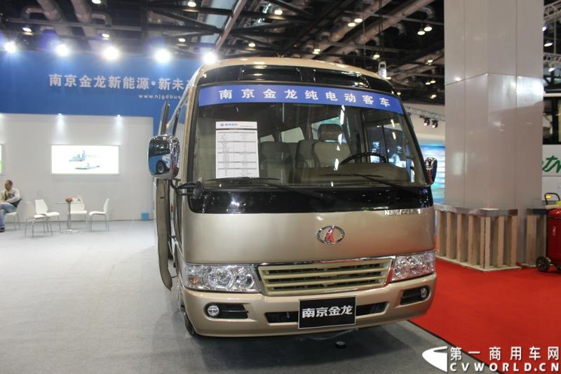 2015年5月11日，2015北京国际道路运输、城市公交车辆及零部件展览会在北京国家会议中心拉开帷幕。作为纯电动客车行业领军企业，南京金龙再次彰显出技术创新优势本色，隆重推出了采用太阳能新能源动力的全新NJL6117BEV太阳能电动客车。图为南京金龙纯电动客车NJL6706BEV1 