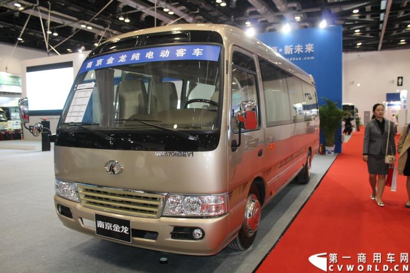 2015年5月11日，2015北京国际道路运输、城市公交车辆及零部件展览会在北京国家会议中心拉开帷幕。作为纯电动客车行业领军企业，南京金龙再次彰显出技术创新优势本色，隆重推出了采用太阳能新能源动力的全新NJL6117BEV太阳能电动客车。图为南京金龙纯电动客车NJL6706BEV1 