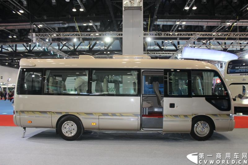 2015年5月11日，2015北京国际道路运输、城市公交车辆及零部件展览会在北京国家会议中心拉开帷幕。作为纯电动客车行业领军企业，南京金龙再次彰显出技术创新优势本色，隆重推出了采用太阳能新能源动力的全新NJL6117BEV太阳能电动客车。图为南京金龙纯电动客车NJL6706BEV1 