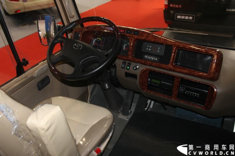 2015年5月11日，2015北京国际道路运输、城市公交车辆及零部件展览会在北京国家会议中心拉开帷幕。作为纯电动客车行业领军企业，南京金龙再次彰显出技术创新优势本色，隆重推出了采用太阳能新能源动力的全新NJL6117BEV太阳能电动客车。图为南京金龙纯电动客车NJL6706BEV1 