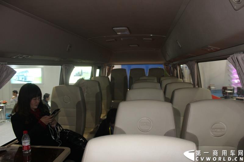 2015年5月11日，2015北京国际道路运输、城市公交车辆及零部件展览会在北京国家会议中心拉开帷幕。作为纯电动客车行业领军企业，南京金龙再次彰显出技术创新优势本色，隆重推出了采用太阳能新能源动力的全新NJL6117BEV太阳能电动客车。图为南京金龙纯电动客车NJL6706BEV1 