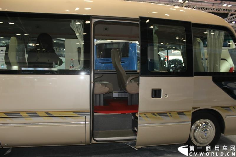 2015年5月11日，2015北京国际道路运输、城市公交车辆及零部件展览会在北京国家会议中心拉开帷幕。作为纯电动客车行业领军企业，南京金龙再次彰显出技术创新优势本色，隆重推出了采用太阳能新能源动力的全新NJL6117BEV太阳能电动客车。图为南京金龙纯电动客车NJL6706BEV1 