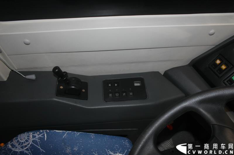 2015年5月11日，2015北京国际道路运输、城市公交车辆及零部件展览会在北京国家会议中心拉开帷幕。作为纯电动客车行业领军企业，南京金龙再次彰显出技术创新优势本色，隆重推出了采用太阳能新能源动力的全新NJL6117BEV太阳能电动客车。图为南京金龙纯电动客车NJL6859BEV