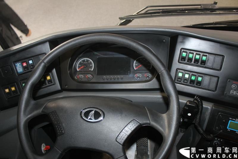 2015年5月11日，2015北京国际道路运输、城市公交车辆及零部件展览会在北京国家会议中心拉开帷幕。作为纯电动客车行业领军企业，南京金龙再次彰显出技术创新优势本色，隆重推出了采用太阳能新能源动力的全新NJL6117BEV太阳能电动客车。图为南京金龙纯电动客车NJL6859BEV