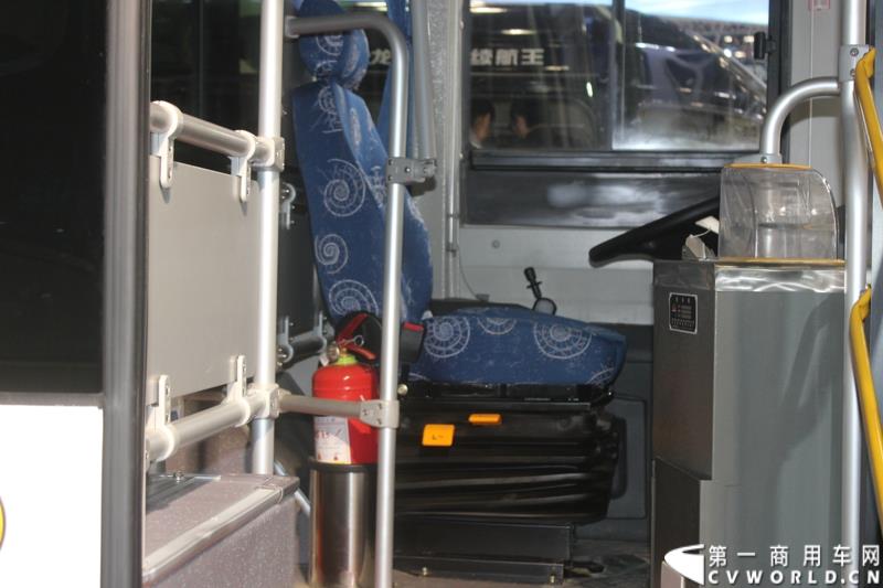 2015年5月11日，2015北京国际道路运输、城市公交车辆及零部件展览会在北京国家会议中心拉开帷幕。作为纯电动客车行业领军企业，南京金龙再次彰显出技术创新优势本色，隆重推出了采用太阳能新能源动力的全新NJL6117BEV太阳能电动客车。图为南京金龙纯电动客车NJL6859BEV