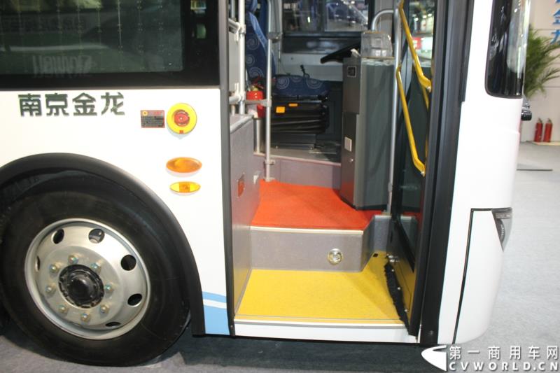 2015年5月11日，2015北京国际道路运输、城市公交车辆及零部件展览会在北京国家会议中心拉开帷幕。作为纯电动客车行业领军企业，南京金龙再次彰显出技术创新优势本色，隆重推出了采用太阳能新能源动力的全新NJL6117BEV太阳能电动客车。图为南京金龙纯电动客车NJL6859BEV