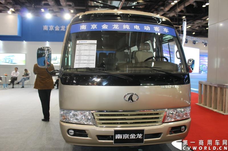 2015年5月11日，2015北京国际道路运输、城市公交车辆及零部件展览会在北京国家会议中心拉开帷幕。作为纯电动客车行业领军企业，南京金龙再次彰显出技术创新优势本色，隆重推出了采用太阳能新能源动力的全新NJL6117BEV太阳能电动客车。图为南京金龙纯电动客车NJL6706BEV1 