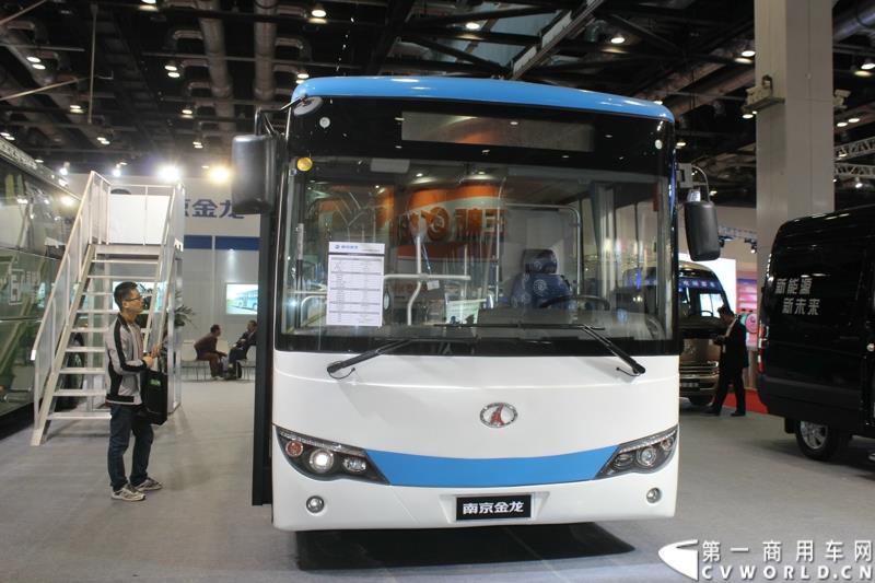 2015年5月11日，2015北京国际道路运输、城市公交车辆及零部件展览会在北京国家会议中心拉开帷幕。作为纯电动客车行业领军企业，南京金龙再次彰显出技术创新优势本色，隆重推出了采用太阳能新能源动力的全新NJL6117BEV太阳能电动客车。图为南京金龙纯电动客车NJL6859BEV