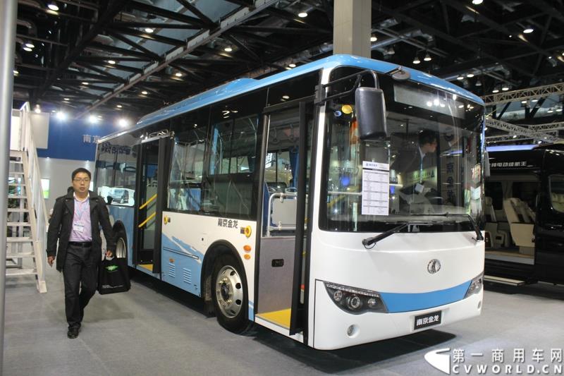 2015年5月11日，2015北京国际道路运输、城市公交车辆及零部件展览会在北京国家会议中心拉开帷幕。作为纯电动客车行业领军企业，南京金龙再次彰显出技术创新优势本色，隆重推出了采用太阳能新能源动力的全新NJL6117BEV太阳能电动客车。图为南京金龙纯电动客车NJL6859BEV