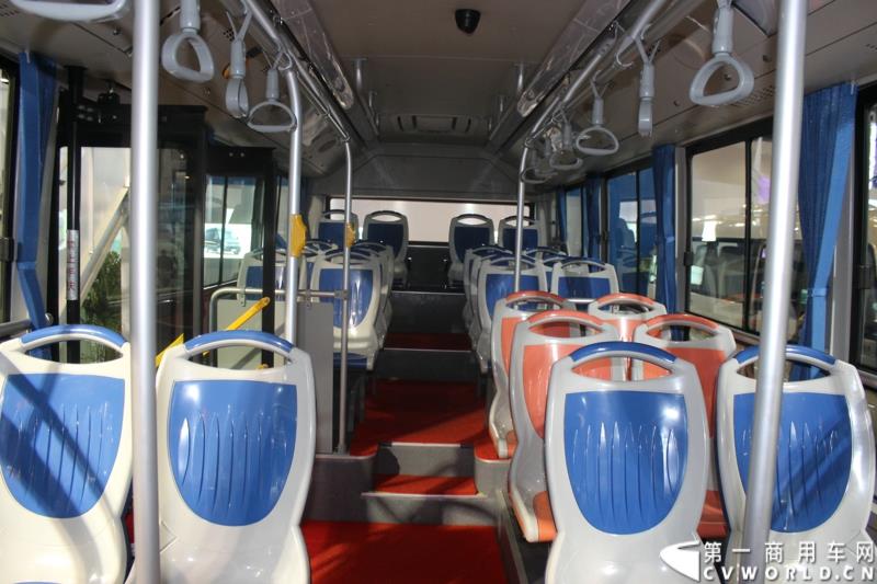 2015年5月11日，2015北京国际道路运输、城市公交车辆及零部件展览会在北京国家会议中心拉开帷幕。作为纯电动客车行业领军企业，南京金龙再次彰显出技术创新优势本色，隆重推出了采用太阳能新能源动力的全新NJL6117BEV太阳能电动客车。图为南京金龙纯电动客车NJL6859BEV