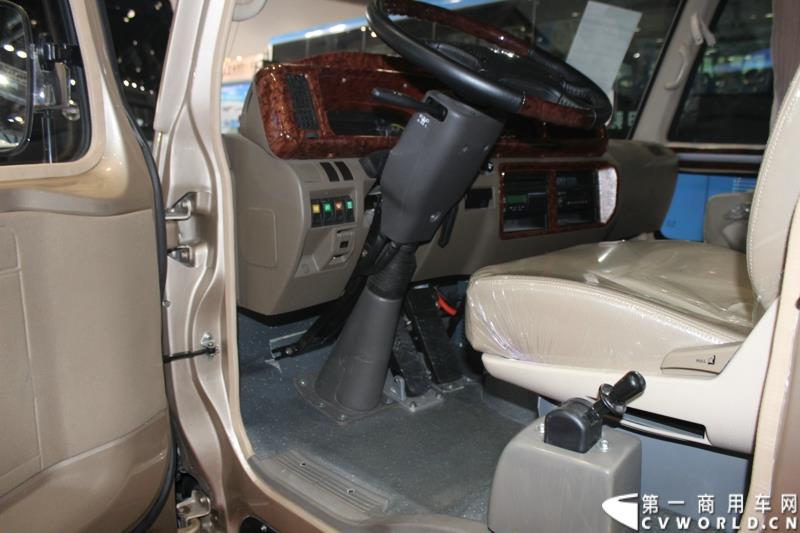 2015年5月11日，2015北京国际道路运输、城市公交车辆及零部件展览会在北京国家会议中心拉开帷幕。作为纯电动客车行业领军企业，南京金龙再次彰显出技术创新优势本色，隆重推出了采用太阳能新能源动力的全新NJL6117BEV太阳能电动客车。图为南京金龙纯电动客车NJL6706BEV1 