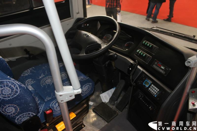 2015年5月11日，2015北京国际道路运输、城市公交车辆及零部件展览会在北京国家会议中心拉开帷幕。作为纯电动客车行业领军企业，南京金龙再次彰显出技术创新优势本色，隆重推出了采用太阳能新能源动力的全新NJL6117BEV太阳能电动客车。图为南京金龙纯电动客车NJL6859BEV