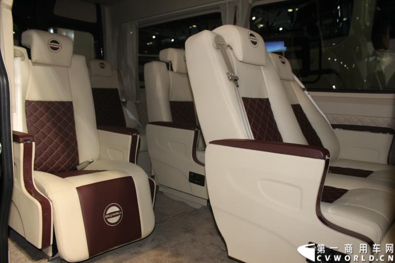 2015年5月11日，2015北京国际道路运输、城市公交车辆及零部件展览会在北京国家会议中心拉开帷幕。作为纯电动客车行业领军企业，南京金龙再次彰显出技术创新优势本色，隆重推出了采用太阳能新能源动力的全新NJL6117BEV太阳能电动客车。图为南京金龙纯电动轻客D11续航王