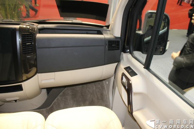 2015年5月11日，2015北京国际道路运输、城市公交车辆及零部件展览会在北京国家会议中心拉开帷幕。作为纯电动客车行业领军企业，南京金龙再次彰显出技术创新优势本色，隆重推出了采用太阳能新能源动力的全新NJL6117BEV太阳能电动客车。图为南京金龙纯电动轻客D11续航王