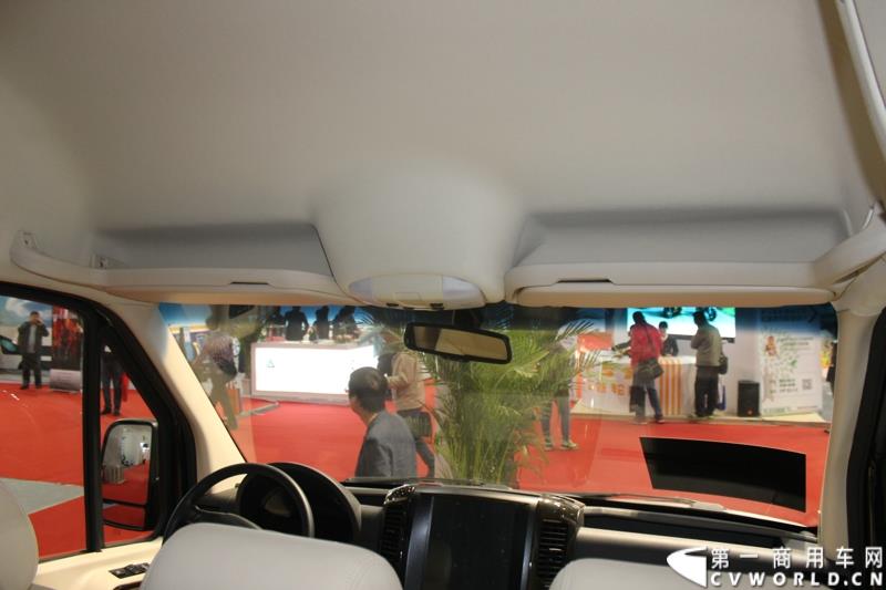 2015年5月11日，2015北京国际道路运输、城市公交车辆及零部件展览会在北京国家会议中心拉开帷幕。作为纯电动客车行业领军企业，南京金龙再次彰显出技术创新优势本色，隆重推出了采用太阳能新能源动力的全新NJL6117BEV太阳能电动客车。图为南京金龙纯电动轻客D11续航王