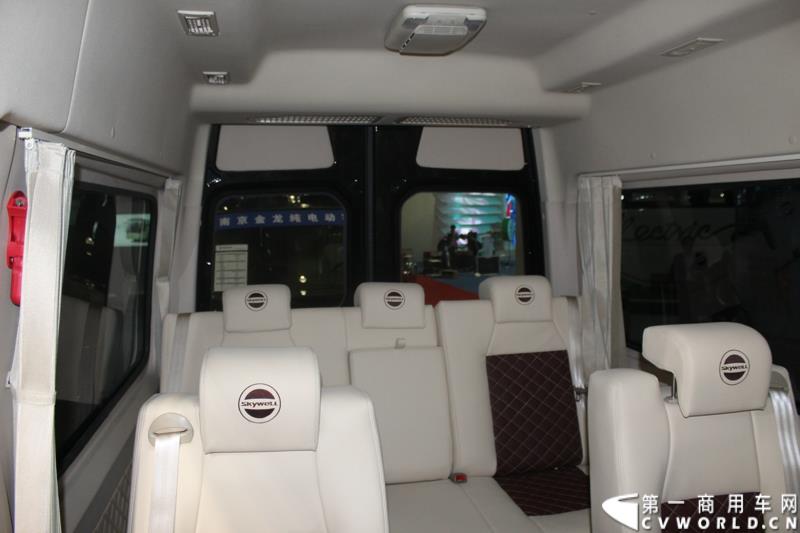 2015年5月11日，2015北京国际道路运输、城市公交车辆及零部件展览会在北京国家会议中心拉开帷幕。作为纯电动客车行业领军企业，南京金龙再次彰显出技术创新优势本色，隆重推出了采用太阳能新能源动力的全新NJL6117BEV太阳能电动客车。图为南京金龙纯电动轻客D11续航王