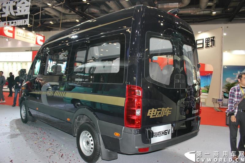 5月11日，2015北京国际道路运输、城市公交车辆及零部件展览会在北京国家会议中心盛大开幕，苏州金龙海格客车发布“绿管家”新能源客车无忧解决方案。展会现场展出数款明星车型。图为海格H6V纯电动轻客 