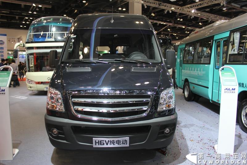5月11日，2015北京国际道路运输、城市公交车辆及零部件展览会在北京国家会议中心盛大开幕，苏州金龙海格客车发布“绿管家”新能源客车无忧解决方案。展会现场展出数款明星车型。图为海格H6V纯电动轻客 