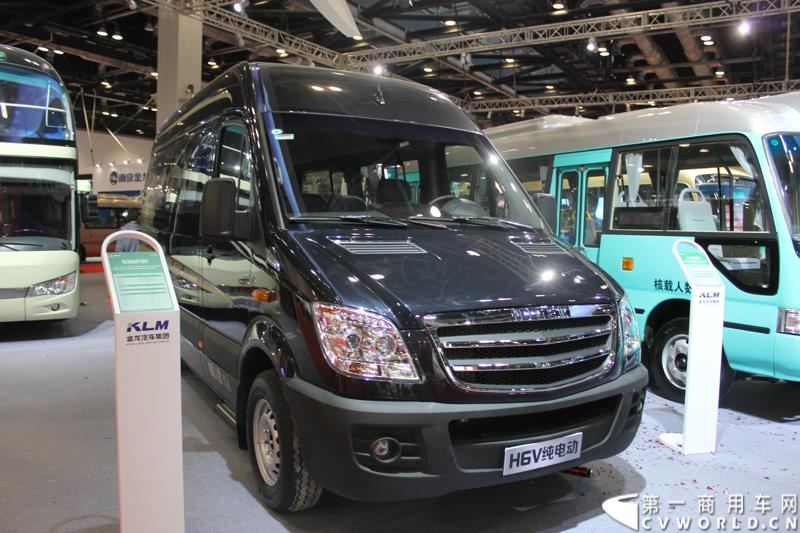 5月11日，2015北京国际道路运输、城市公交车辆及零部件展览会在北京国家会议中心盛大开幕，苏州金龙海格客车发布“绿管家”新能源客车无忧解决方案。展会现场展出数款明星车型。图为海格H6V纯电动轻客 