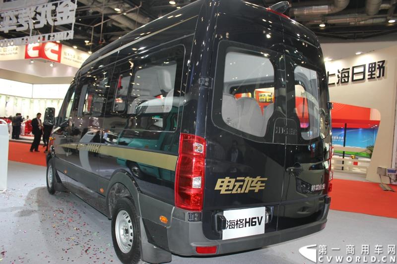 5月11日，2015北京国际道路运输、城市公交车辆及零部件展览会在北京国家会议中心盛大开幕，苏州金龙海格客车发布“绿管家”新能源客车无忧解决方案。展会现场展出数款明星车型。图为海格H6V纯电动轻客 