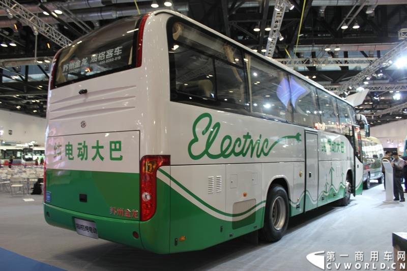 5月11日，2015北京国际道路运输、城市公交车辆及零部件展览会在北京国家会议中心盛大开幕，苏州金龙海格客车发布“绿管家”新能源客车无忧解决方案。展会现场展出数款明星车型。图为海格纯电动客车KLQ6109TAEV1