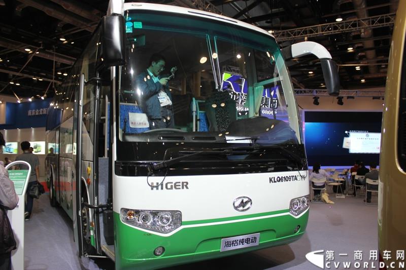5月11日，2015北京国际道路运输、城市公交车辆及零部件展览会在北京国家会议中心盛大开幕，苏州金龙海格客车发布“绿管家”新能源客车无忧解决方案。展会现场展出数款明星车型。图为海格纯电动客车KLQ6109TAEV1