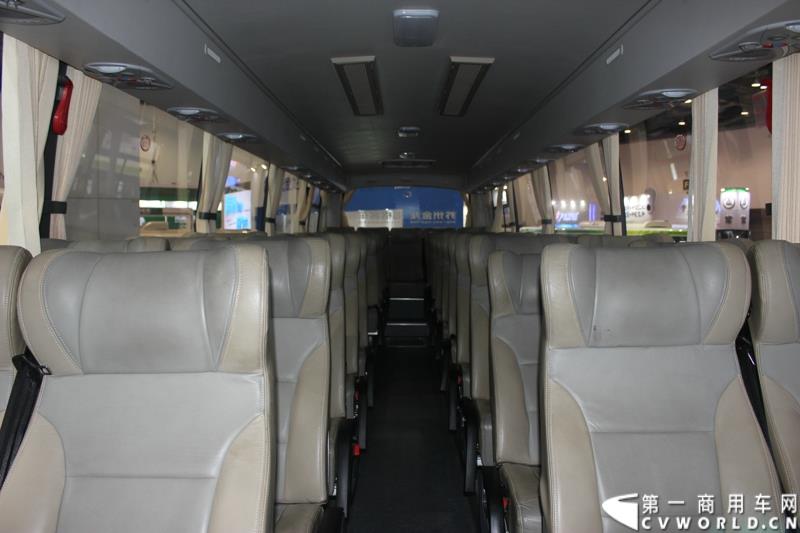 5月11日，2015北京国际道路运输、城市公交车辆及零部件展览会在北京国家会议中心盛大开幕，苏州金龙海格客车发布“绿管家”新能源客车无忧解决方案。展会现场展出数款明星车型。图为海格纯电动客车KLQ6109TAEV1