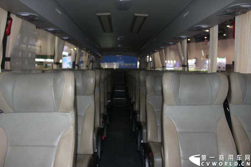 5月11日，2015北京国际道路运输、城市公交车辆及零部件展览会在北京国家会议中心盛大开幕，苏州金龙海格客车发布“绿管家”新能源客车无忧解决方案。展会现场展出数款明星车型。图为海格纯电动客车KLQ6109TAEV1