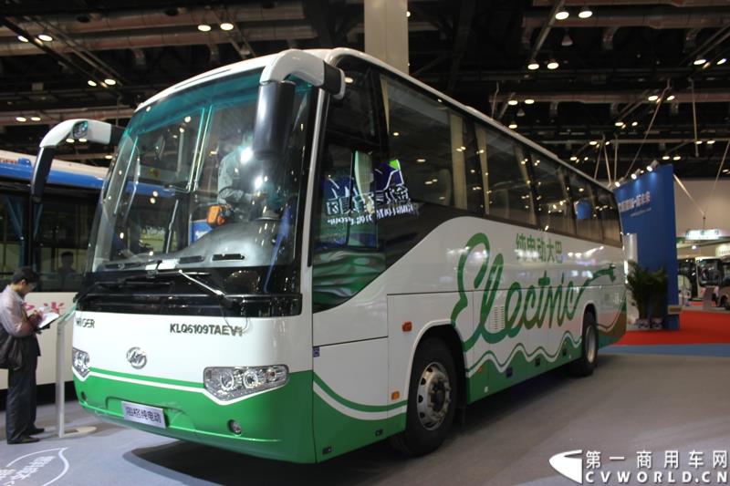 5月11日，2015北京国际道路运输、城市公交车辆及零部件展览会在北京国家会议中心盛大开幕，苏州金龙海格客车发布“绿管家”新能源客车无忧解决方案。展会现场展出数款明星车型。图为海格纯电动客车KLQ6109TAEV1