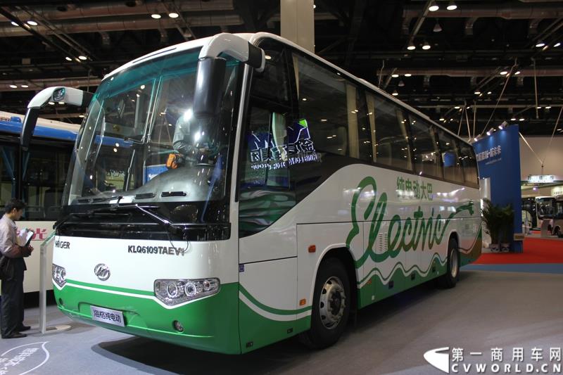 5月11日，2015北京国际道路运输、城市公交车辆及零部件展览会在北京国家会议中心盛大开幕，苏州金龙海格客车发布“绿管家”新能源客车无忧解决方案。展会现场展出数款明星车型。图为海格纯电动客车KLQ6109TAEV1