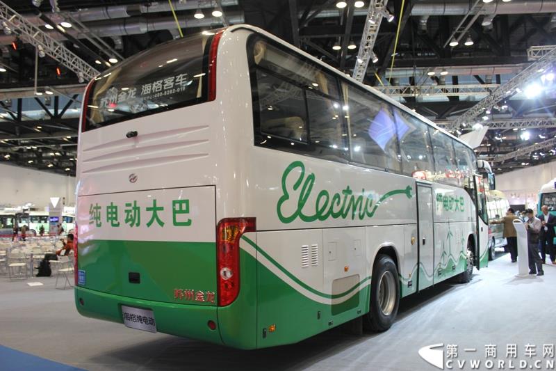 5月11日，2015北京国际道路运输、城市公交车辆及零部件展览会在北京国家会议中心盛大开幕，苏州金龙海格客车发布“绿管家”新能源客车无忧解决方案。展会现场展出数款明星车型。图为海格纯电动客车KLQ6109TAEV1