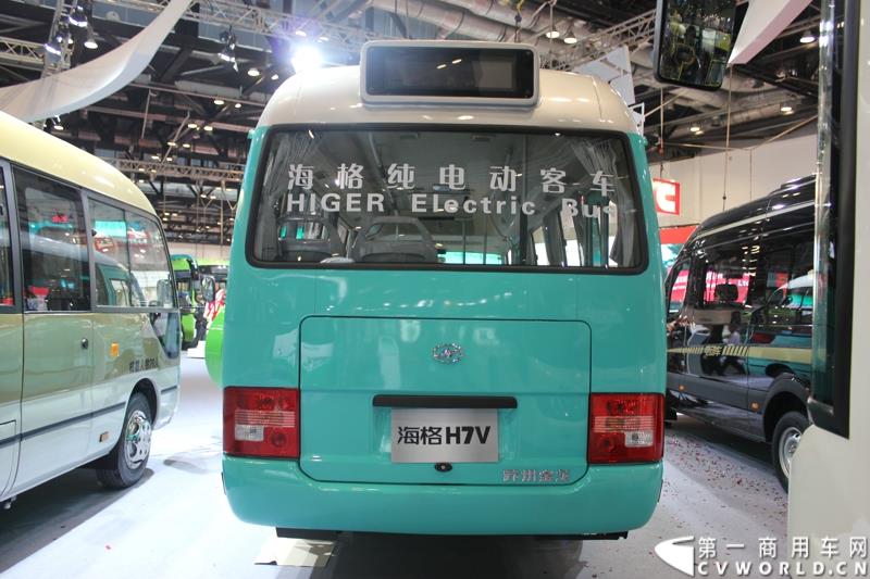 5月11日，2015北京国际道路运输、城市公交车辆及零部件展览会在北京国家会议中心盛大开幕，苏州金龙海格客车发布“绿管家”新能源客车无忧解决方案。展会现场展出数款明星车型。图为海格纯电动客车KLQ6702GEV 