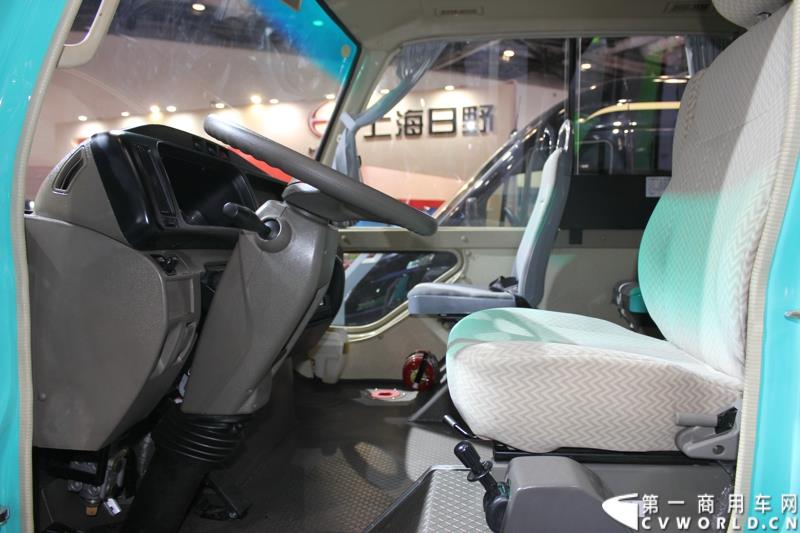 5月11日，2015北京国际道路运输、城市公交车辆及零部件展览会在北京国家会议中心盛大开幕，苏州金龙海格客车发布“绿管家”新能源客车无忧解决方案。展会现场展出数款明星车型。图为海格纯电动客车KLQ6702GEV 