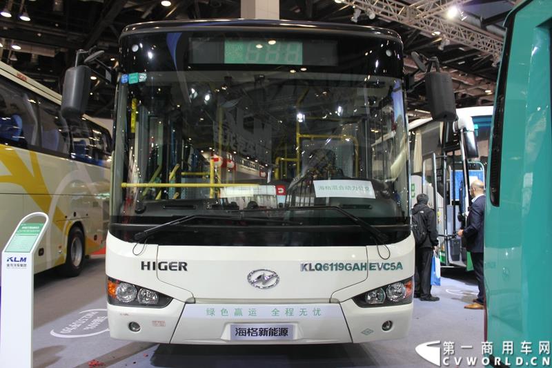 5月11日，2015北京国际道路运输、城市公交车辆及零部件展览会在北京国家会议中心盛大开幕，苏州金龙海格客车发布“绿管家”新能源客车无忧解决方案。展会现场展出数款明星车型。图为海格混合动力城市客车KLQ6119GAHEVC5