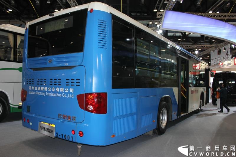 5月11日，2015北京国际道路运输、城市公交车辆及零部件展览会在北京国家会议中心盛大开幕，苏州金龙海格客车发布“绿管家”新能源客车无忧解决方案。展会现场展出数款明星车型。图为海格混合动力城市客车KLQ6119GAHEVC5