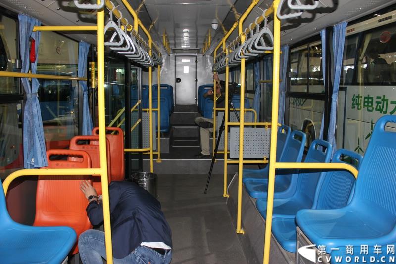 5月11日，2015北京国际道路运输、城市公交车辆及零部件展览会在北京国家会议中心盛大开幕，苏州金龙海格客车发布“绿管家”新能源客车无忧解决方案。展会现场展出数款明星车型。图为海格混合动力城市客车KLQ6119GAHEVC5