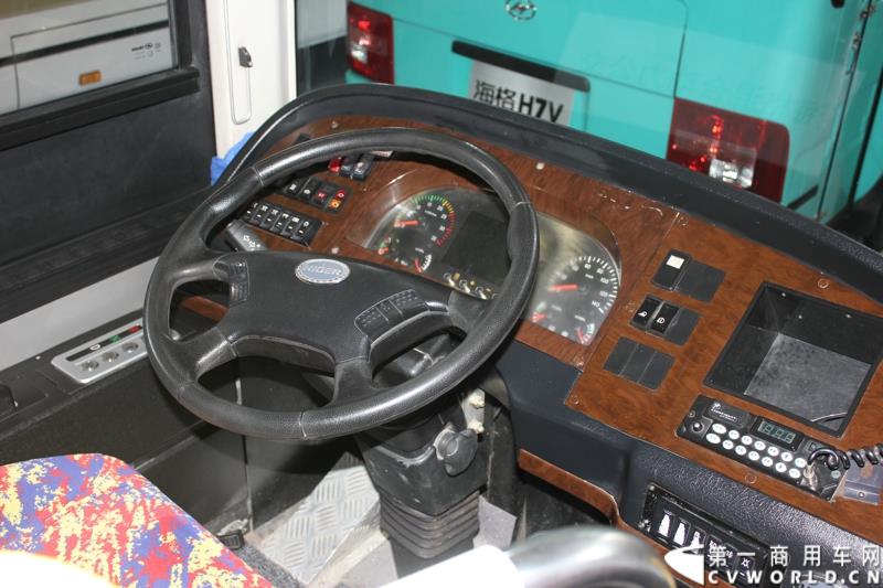 5月11日，2015北京国际道路运输、城市公交车辆及零部件展览会在北京国家会议中心盛大开幕，苏州金龙海格客车发布“绿管家”新能源客车无忧解决方案。展会现场展出数款明星车型。图为海格混合动力城市客车KLQ6119GAHEVC5