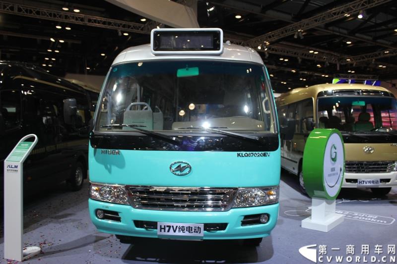 5月11日，2015北京国际道路运输、城市公交车辆及零部件展览会在北京国家会议中心盛大开幕，苏州金龙海格客车发布“绿管家”新能源客车无忧解决方案。展会现场展出数款明星车型。图为海格纯电动客车KLQ6702GEV 