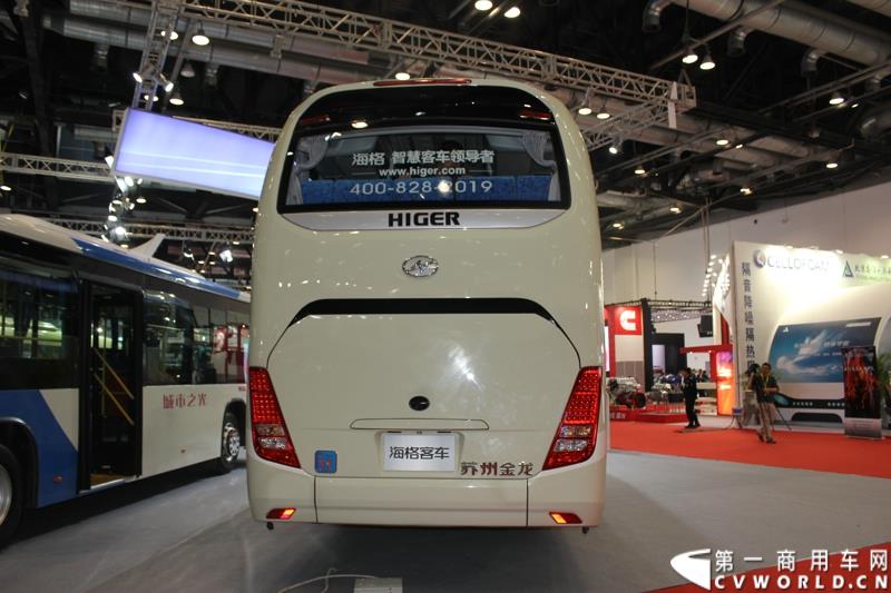 5月11日，2015北京国际道路运输、城市公交车辆及零部件展览会在北京国家会议中心盛大开幕，苏州金龙海格客车发布“绿管家”新能源客车无忧解决方案。展会现场展出数款明星车型。图为海格客车KLQ6112LD 