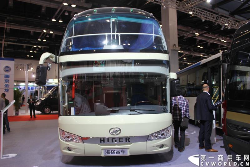 5月11日，2015北京国际道路运输、城市公交车辆及零部件展览会在北京国家会议中心盛大开幕，苏州金龙海格客车发布“绿管家”新能源客车无忧解决方案。展会现场展出数款明星车型。图为海格客车KLQ6112LD 