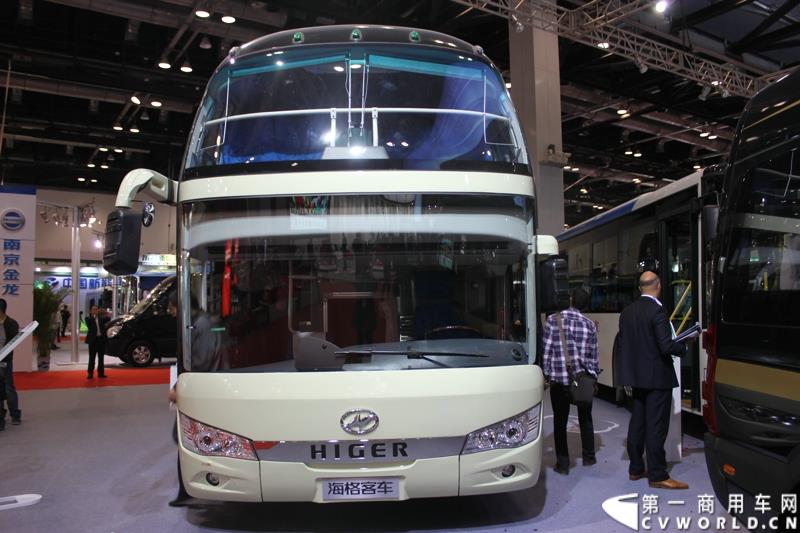 5月11日，2015北京国际道路运输、城市公交车辆及零部件展览会在北京国家会议中心盛大开幕，苏州金龙海格客车发布“绿管家”新能源客车无忧解决方案。展会现场展出数款明星车型。图为海格客车KLQ6112LD 