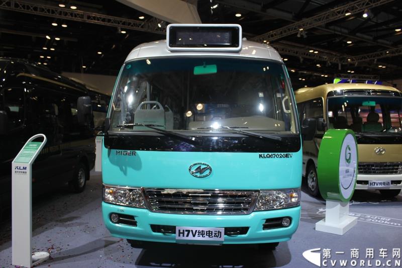 5月11日，2015北京国际道路运输、城市公交车辆及零部件展览会在北京国家会议中心盛大开幕，苏州金龙海格客车发布“绿管家”新能源客车无忧解决方案。展会现场展出数款明星车型。图为海格纯电动客车KLQ6702GEV 