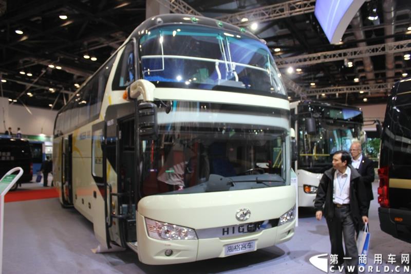 5月11日，2015北京国际道路运输、城市公交车辆及零部件展览会在北京国家会议中心盛大开幕，苏州金龙海格客车发布“绿管家”新能源客车无忧解决方案。展会现场展出数款明星车型。图为海格客车KLQ6112LD 